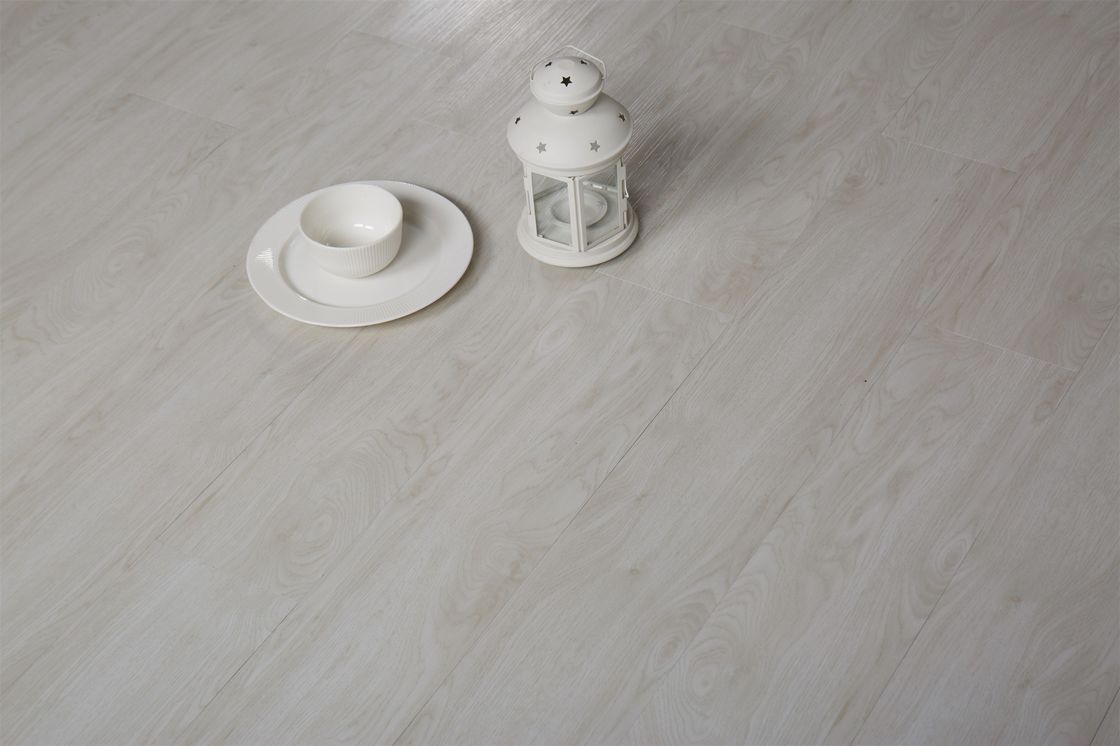 مقاومة للحريق PVC Vinyl Plank Flooring انقر فوق نظام أرضيات الفينيل PVC في زخرفة الأرضية